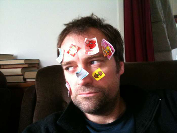 David Hewlett avec les stickers de Baz